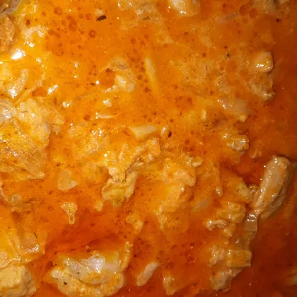 Бедро индейки тушеное в сметанно -томатном соусе