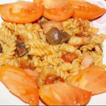 Макароны с беконом, грибами, сосисками в томатном соусе