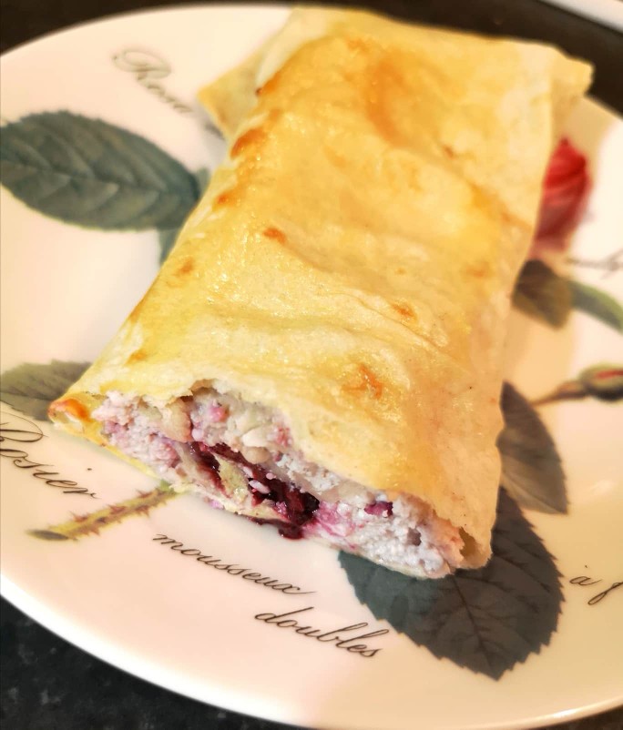Лаваш с творогом и ягодами