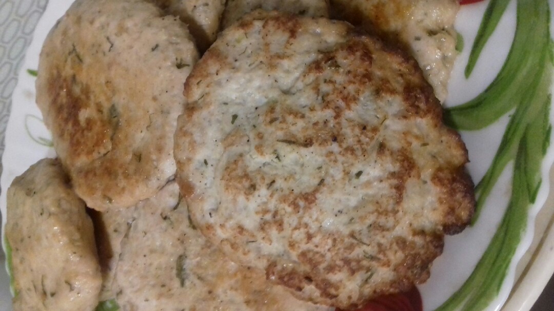 Куриные биточки с капустой и зеленью