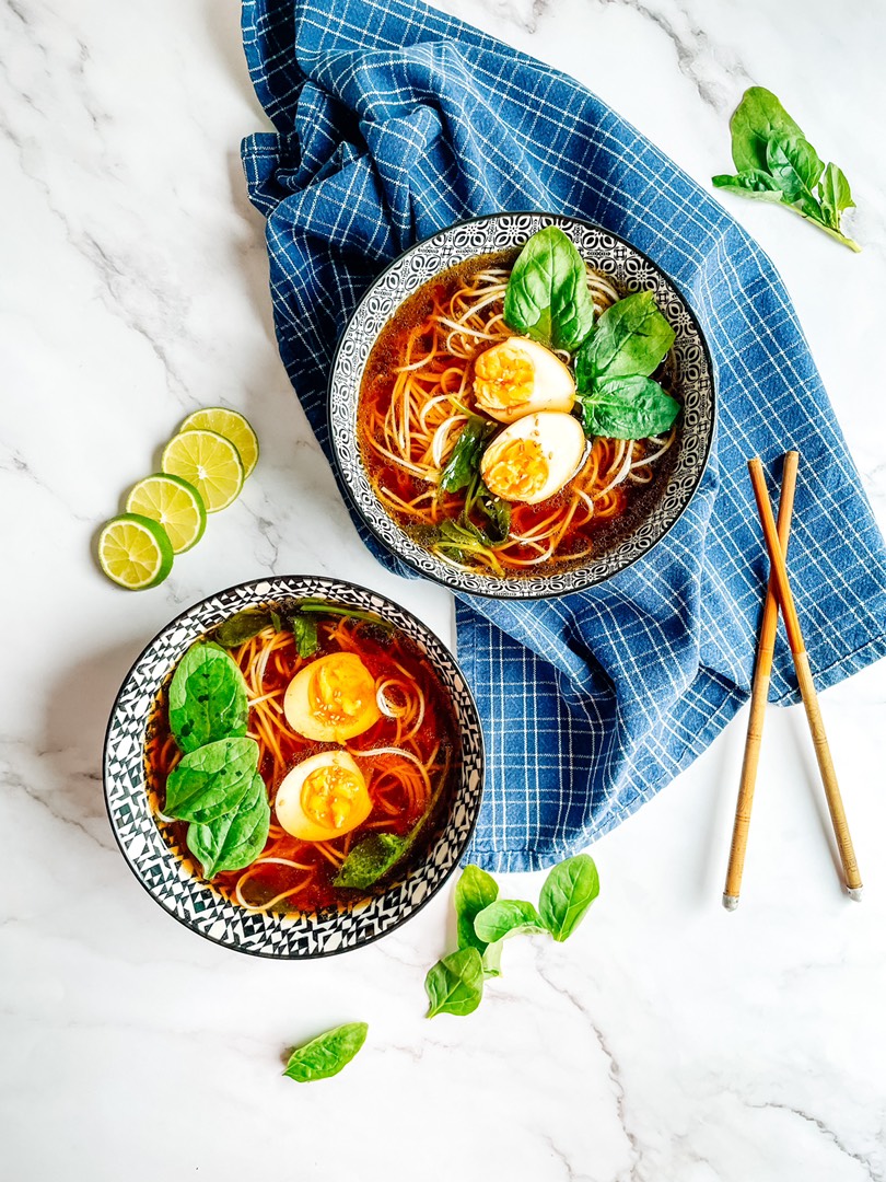 Рамен с беконом и яйцом