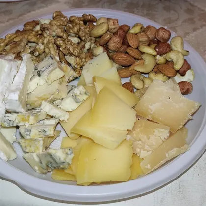 Орехово-сырная тарелка на новый год