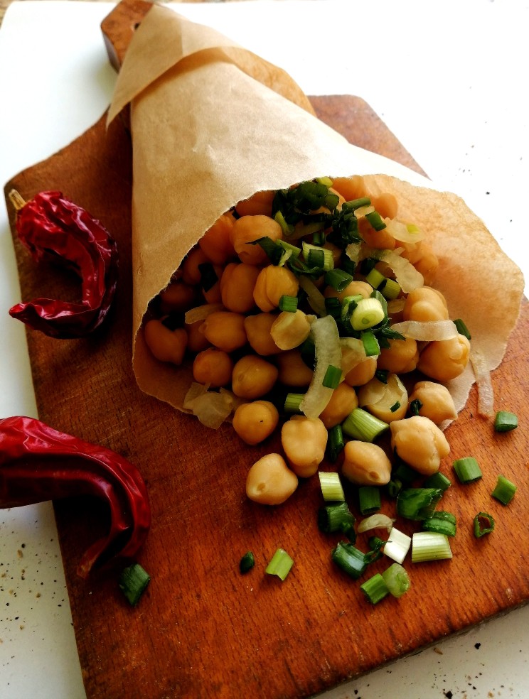 Горячий салат из нахута