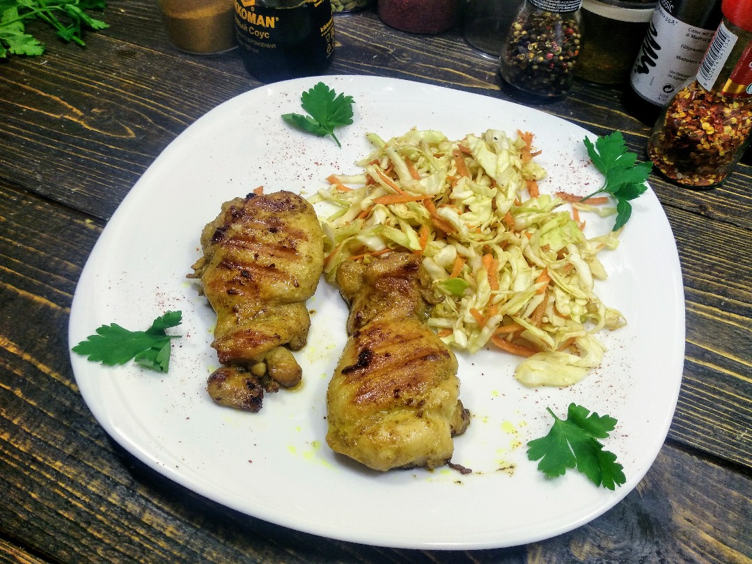 Куриные бедра карри с салатом из свежей капусты