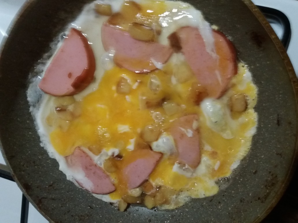 Картошечка с яичком и колбасой на скорую руку