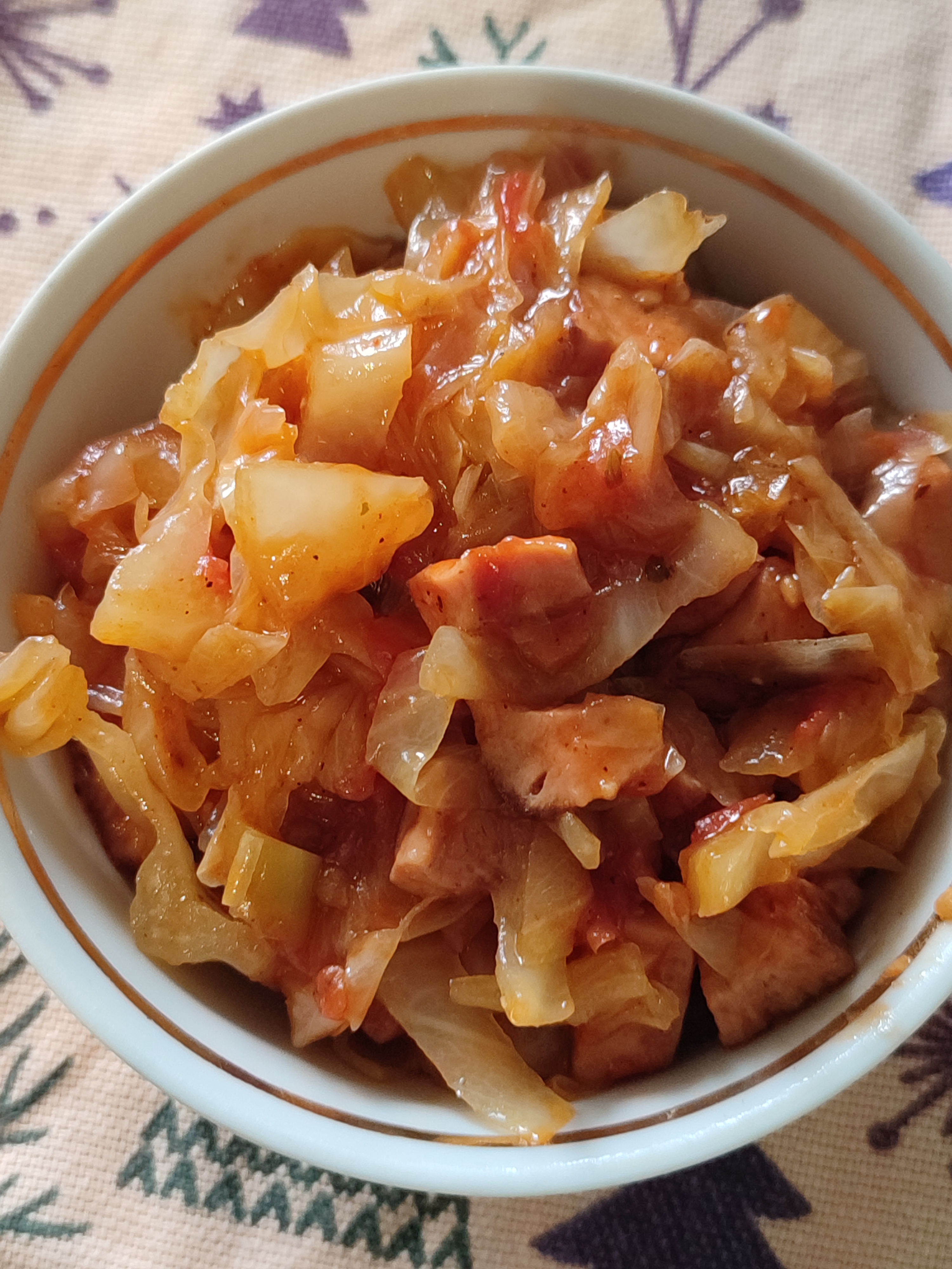 Тушеная капуста с колбасой, помидорами и перцем