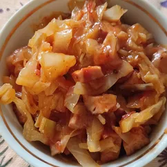 Тушеная капуста с колбасой, помидорами и перцем