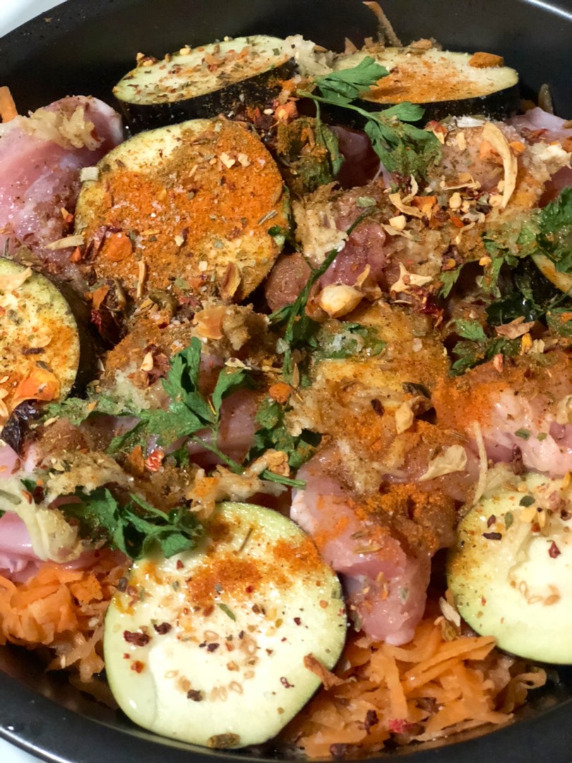 Голень куриная с баклажаном и морковью в духовке