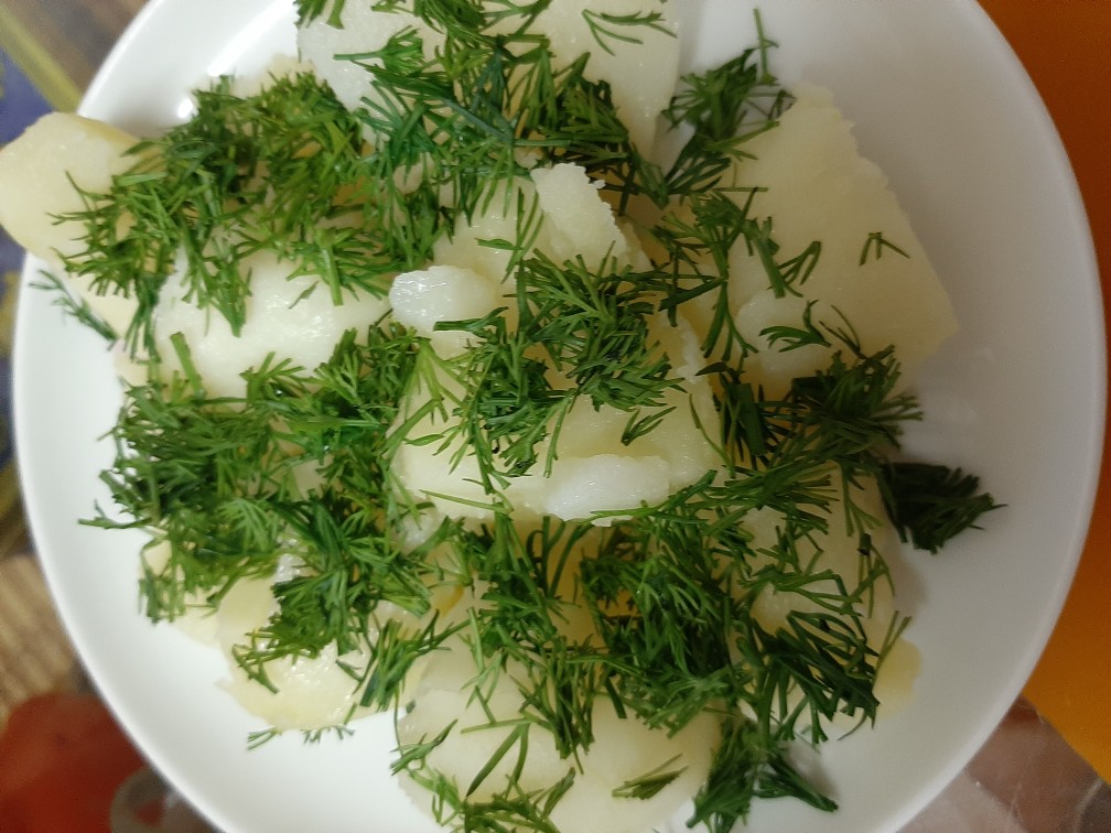 Отварной молодой картофель с укропом и сливочным маслом