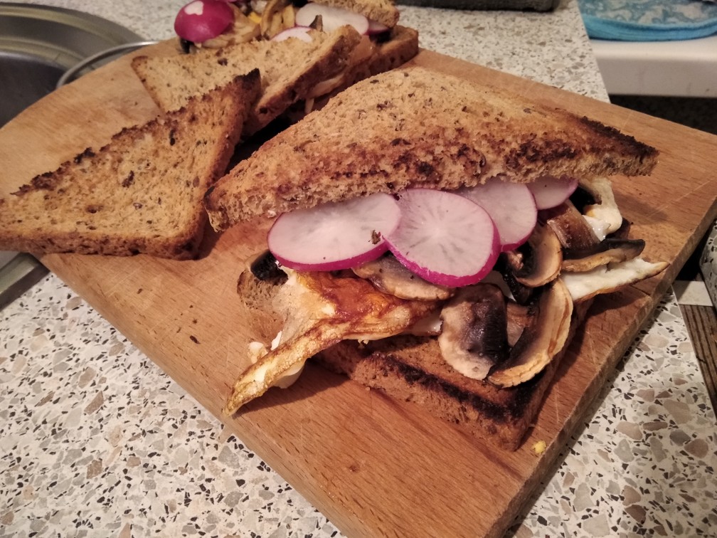 Сэндвич с яйцом и грибами