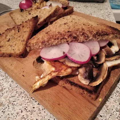 Сэндвич с яйцом и грибами