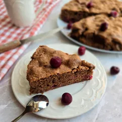 Шоколадный пирог с вишней