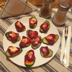 Закуска с огурцами и красной свеклой