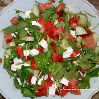 Лёгкий овощной салат с рукколой и сыром Фетакса