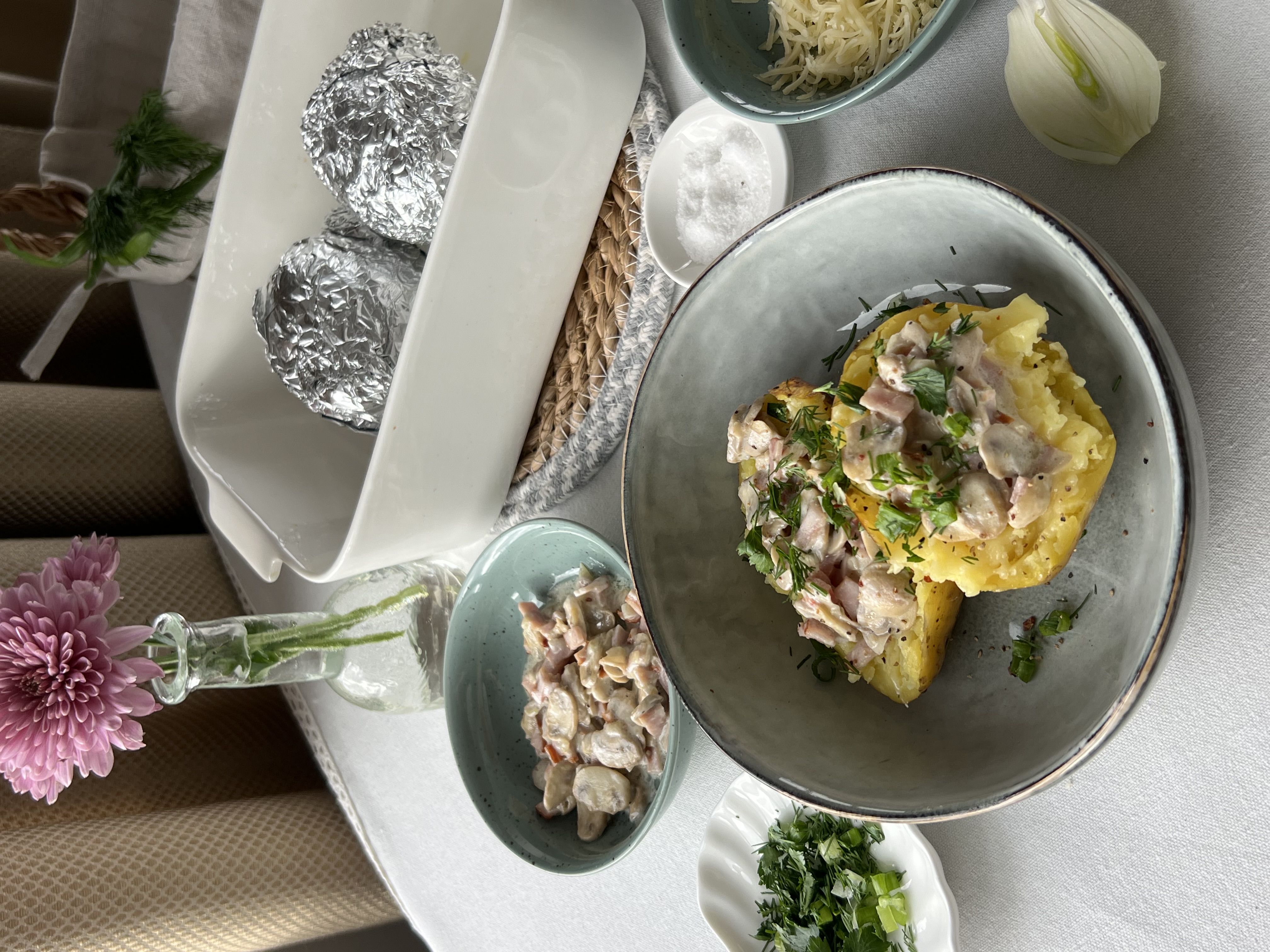 Запеченный картофель с начинкой из шампиньонов и ветчины 