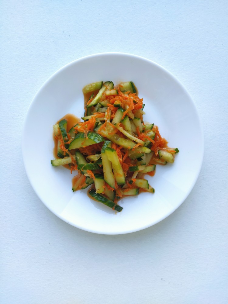 Салат из моркови и огурца с пряной заправкой