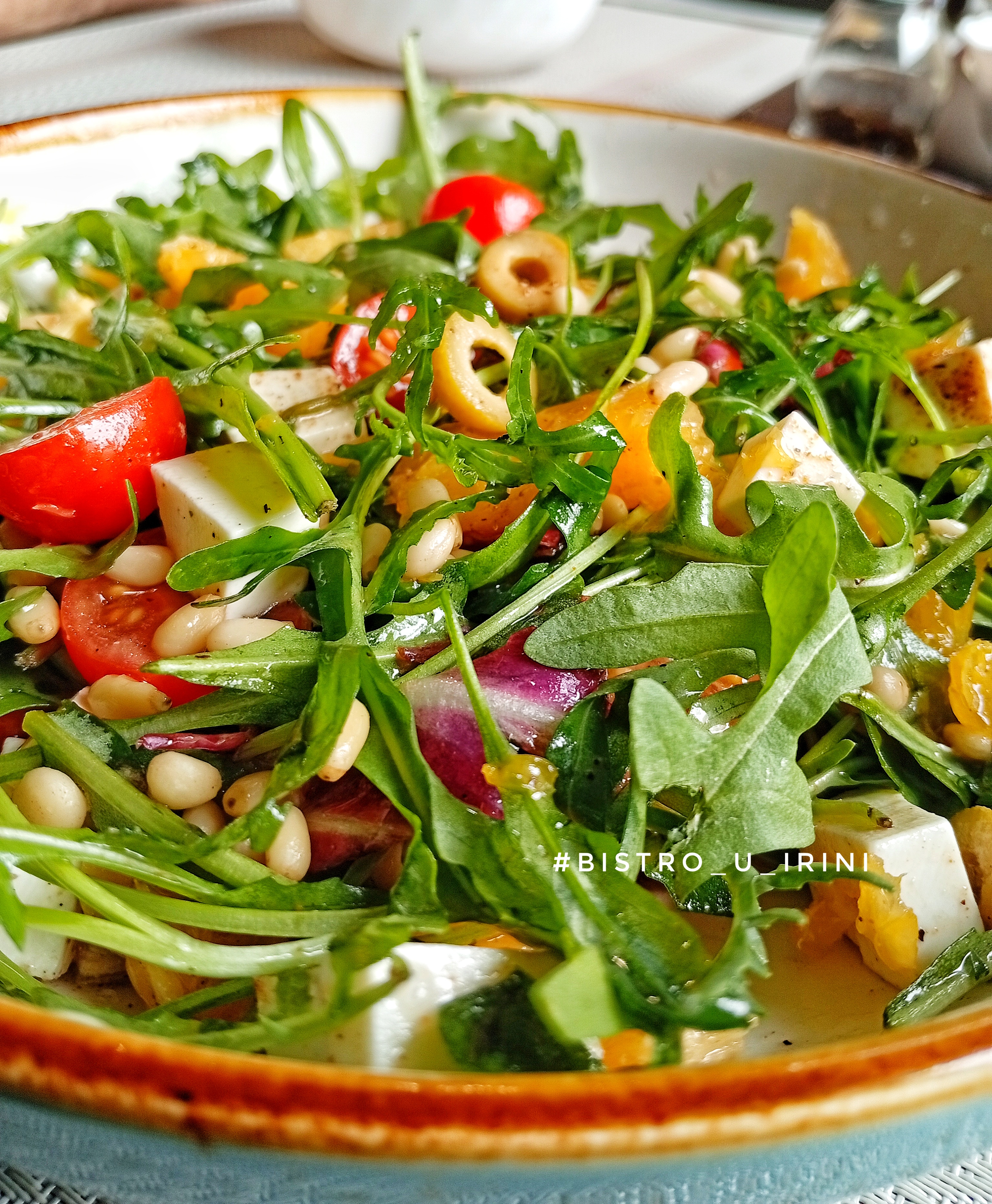 Салат с рукколой, помидорами  черри и сыром фета