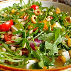 Салат с рукколой, помидорами черри и сыром фета