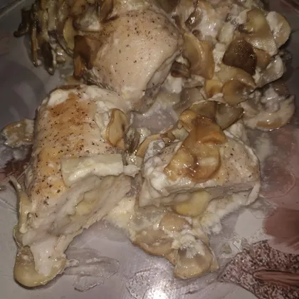 Куриные рулетики в сметанном соусе с грибами
