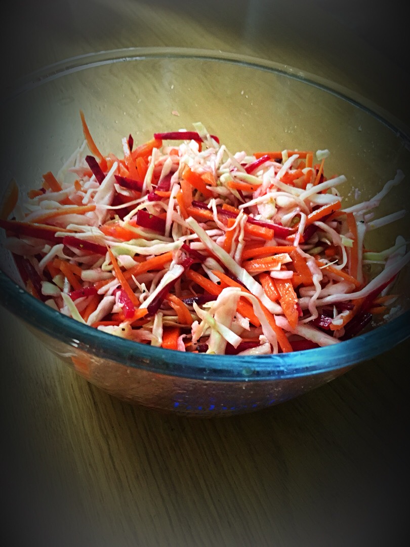 Витаминный салат из капусты и морковки с уксусом