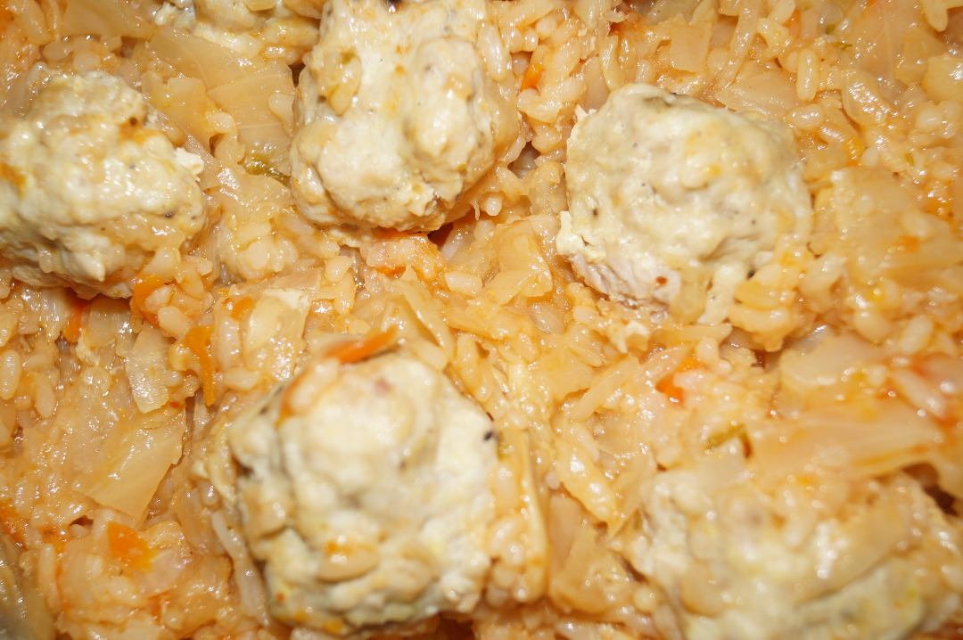 Тефтели на рисово-овощной подушке