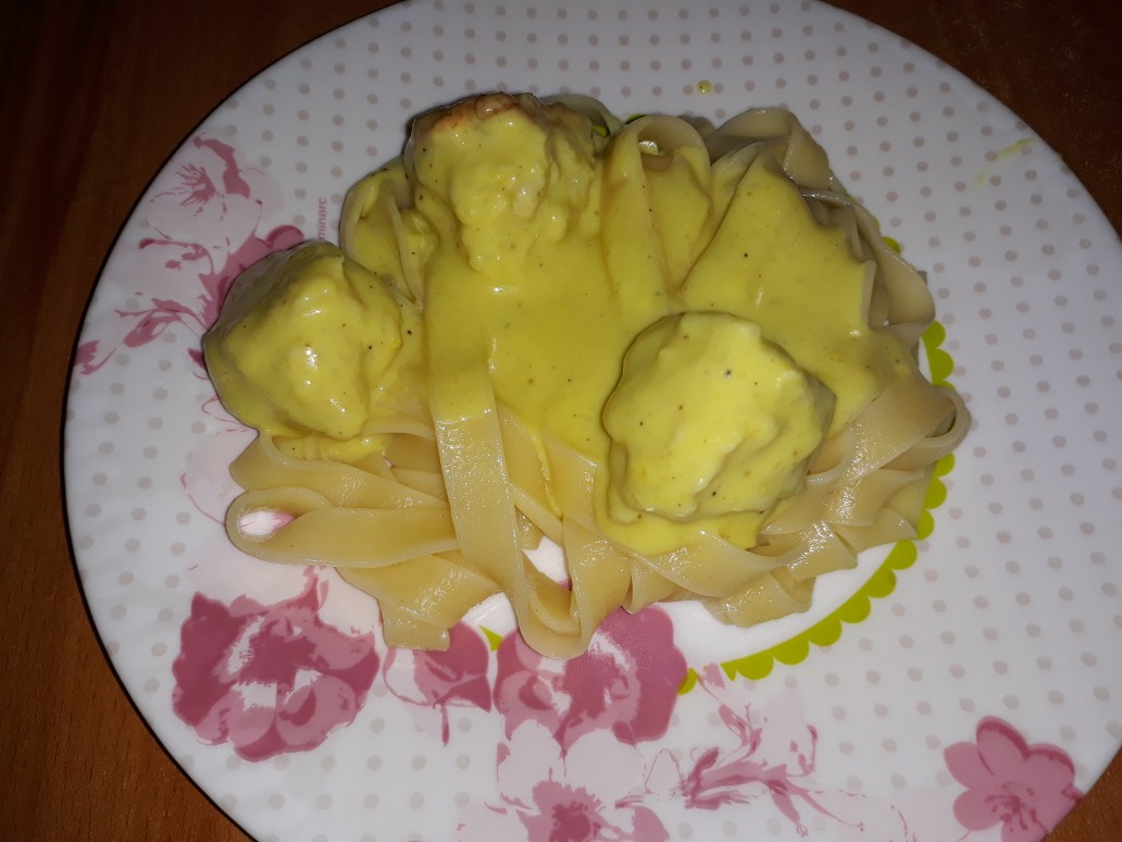 Лапша с фрикадельками под сливочно-сырным соусом