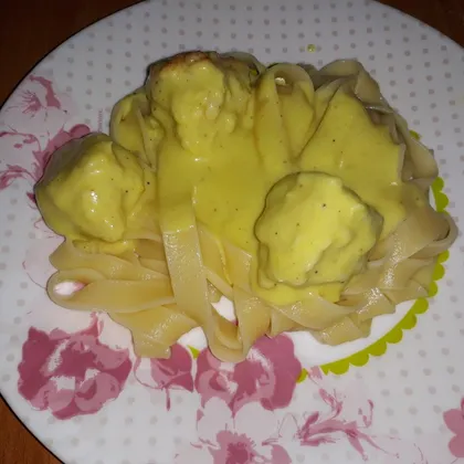 Лапша с фрикадельками под сливочно-сырным соусом