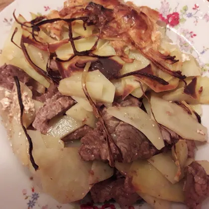 Запеченное мясо с картофелем