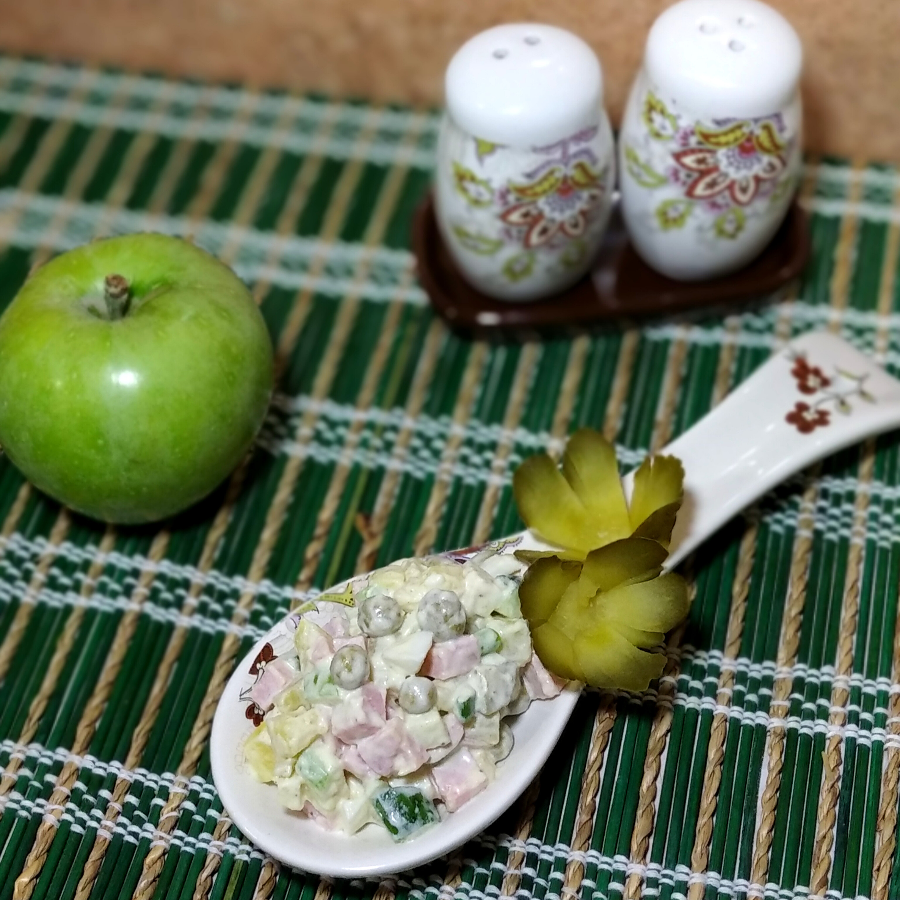Салат "Оливье" с ветчиной и яблоками