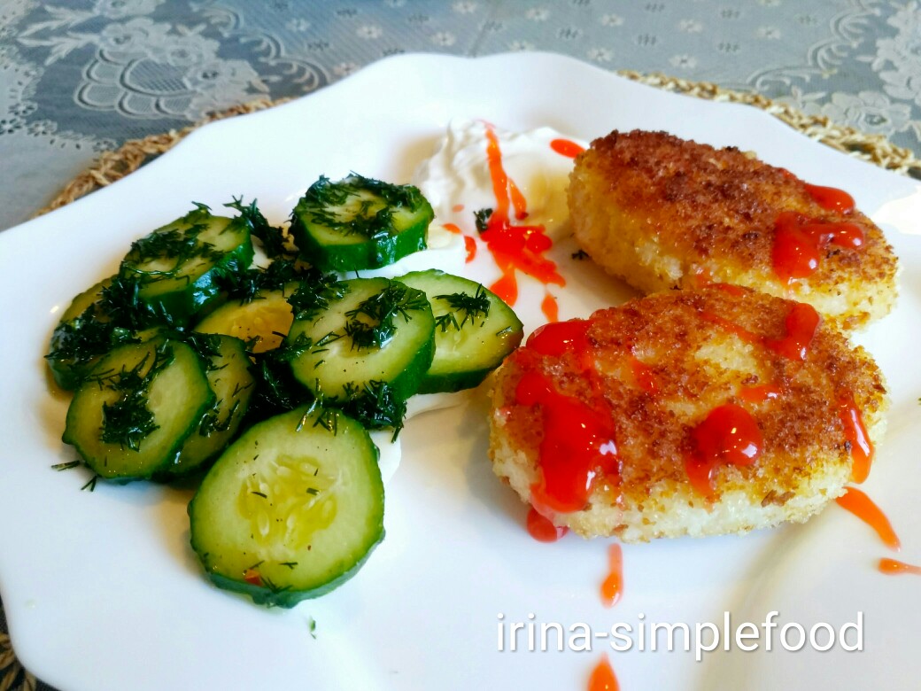 Рисовые котлеты с гарниром из огурцов и яиц