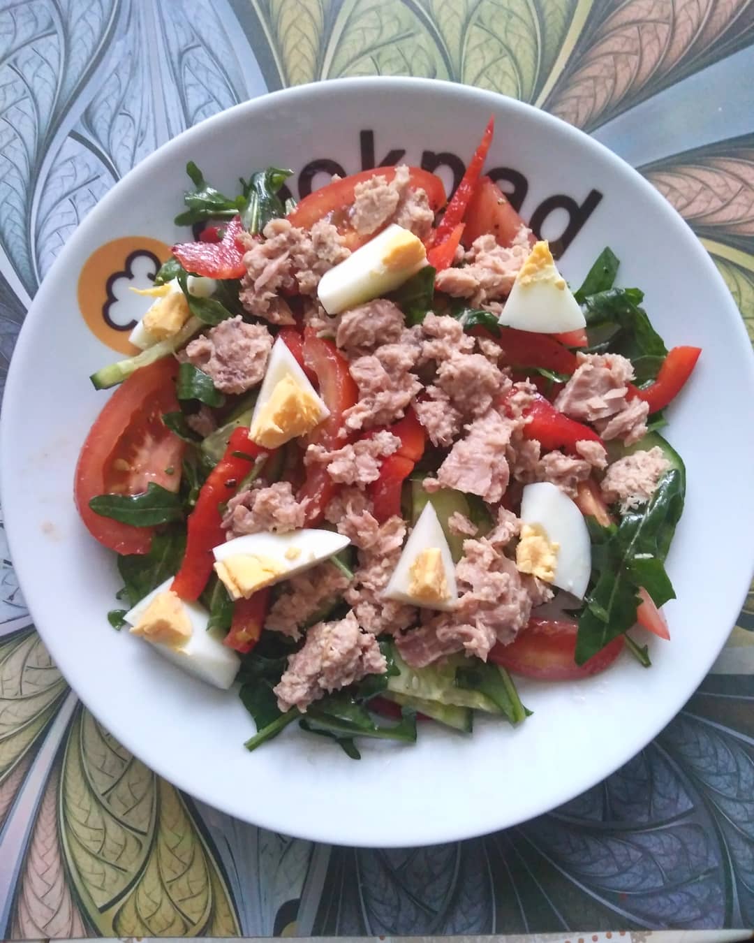 Салат из овощей с тунцом и яйцом