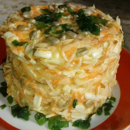 Капустный салатик с колбасным сыром и семенами подсолнечника