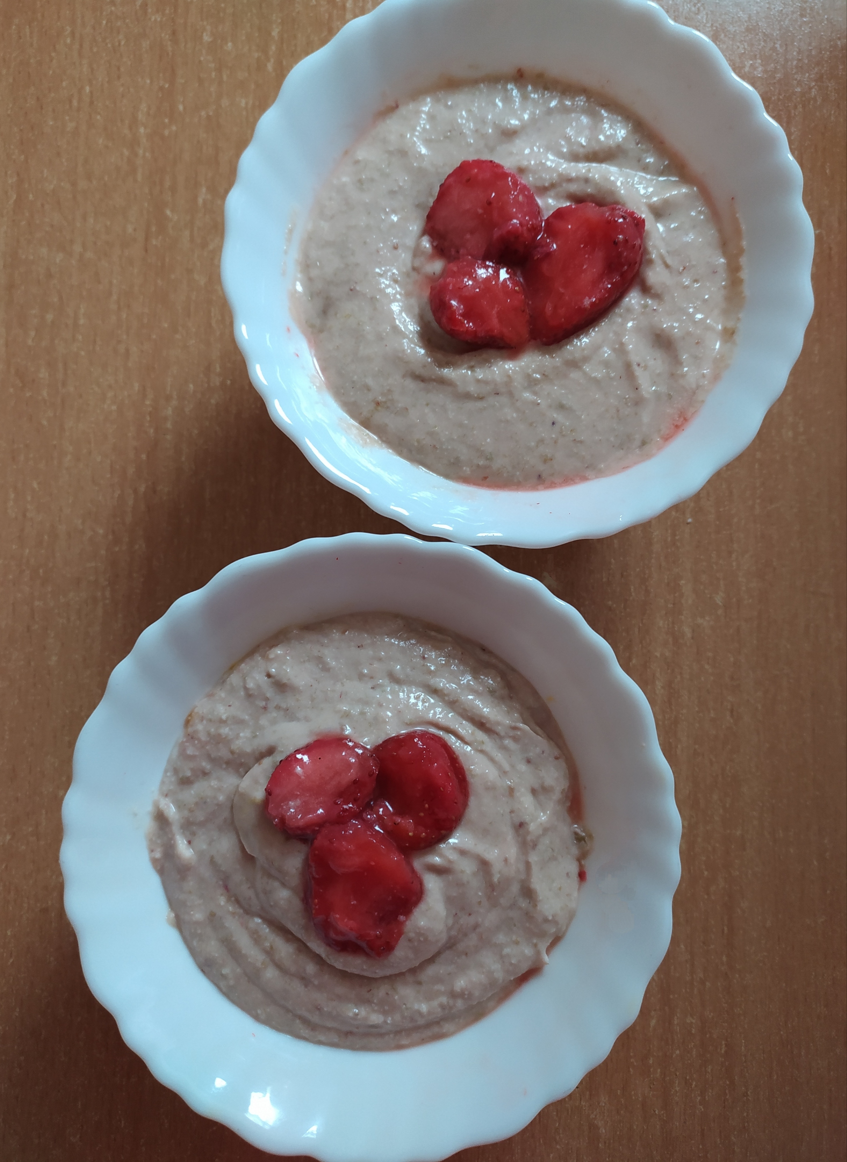 Творожок из зелёной гречки с клубникой и манго
