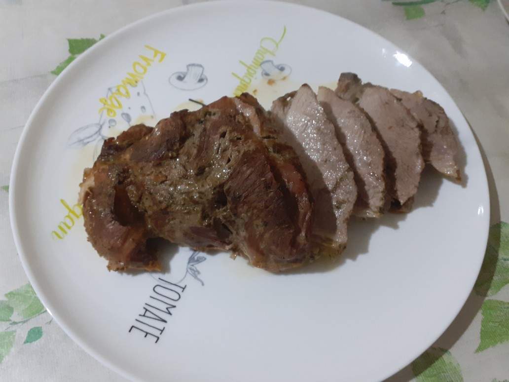 Тушеная свиная лопатка с луком: простой ужин за 30 минут