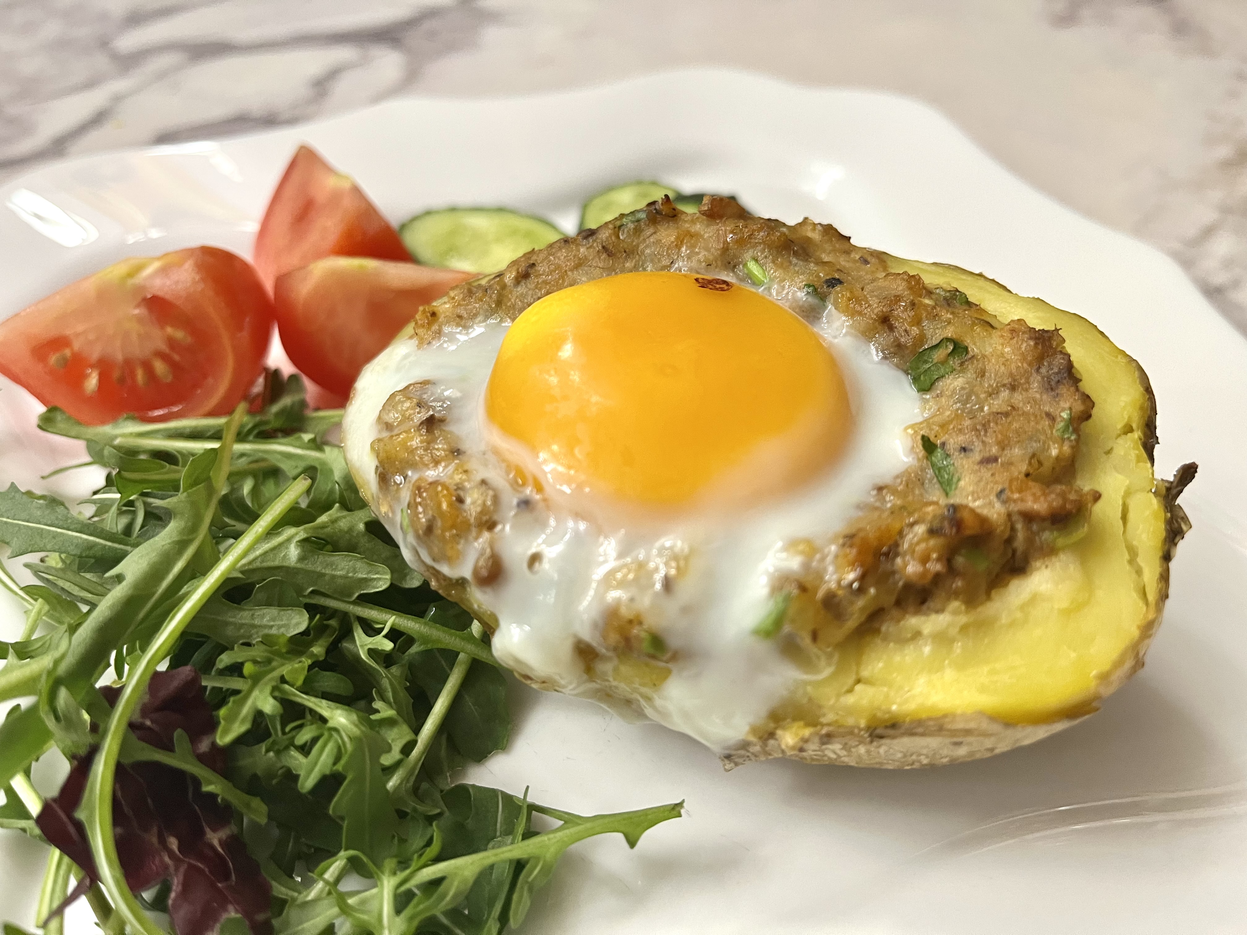 Картофель, запечённый с рыбной начинкой и яйцом