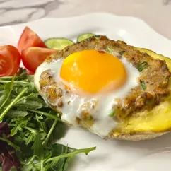 Картофель, запечённый с рыбной начинкой и яйцом