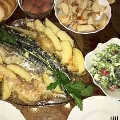 Запеченная скумбрия 🐟 с картошкой по-деревенски 🥔