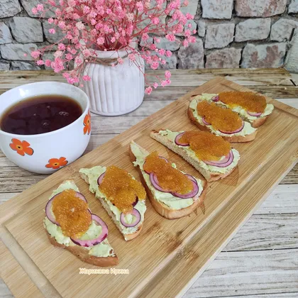 Бутерброды с щучьей икрой и авокадо