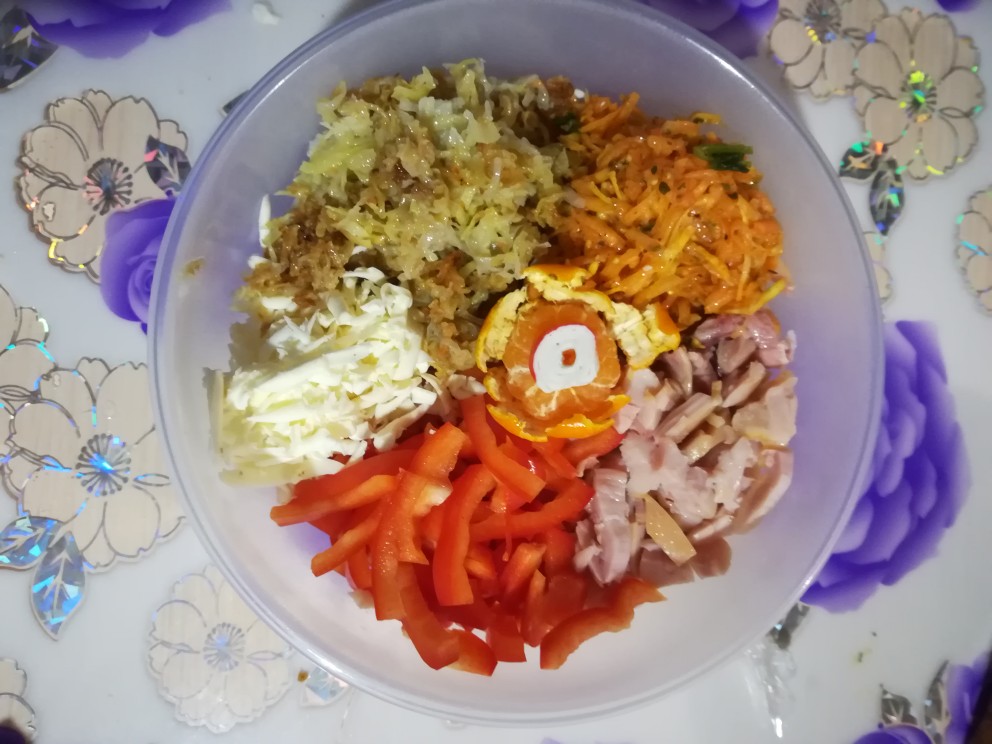 Салат с корейской морковью и копчёной курицей