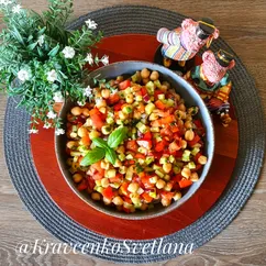 Салат с нутом, помидорами и огурцами