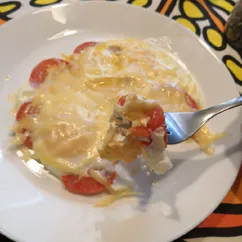 Яичница🍳 с помидором🍅 и сыром🧀