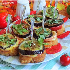 Бутерброды с баклажанами, помидорами и сыром