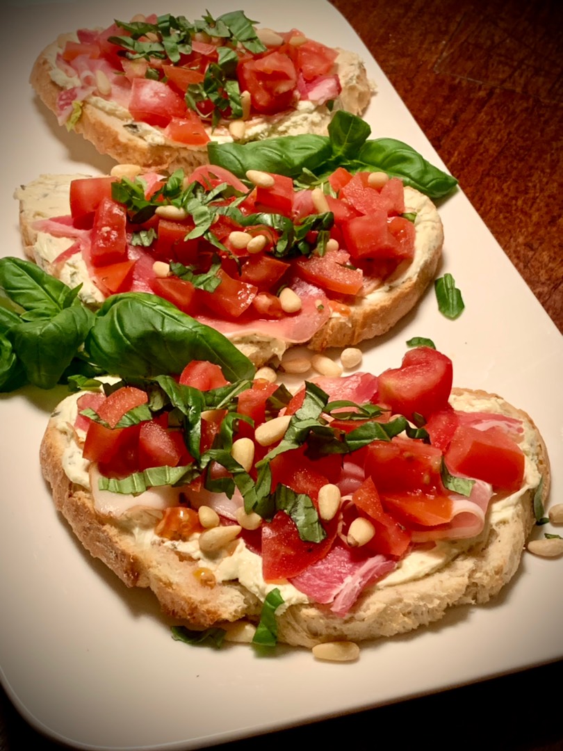 Брускетта со сливочным сыром и пармской ветчиной