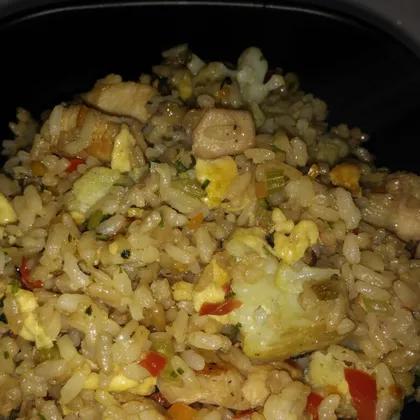 Китайский жареный рис с овощами, яйцом и мясом
