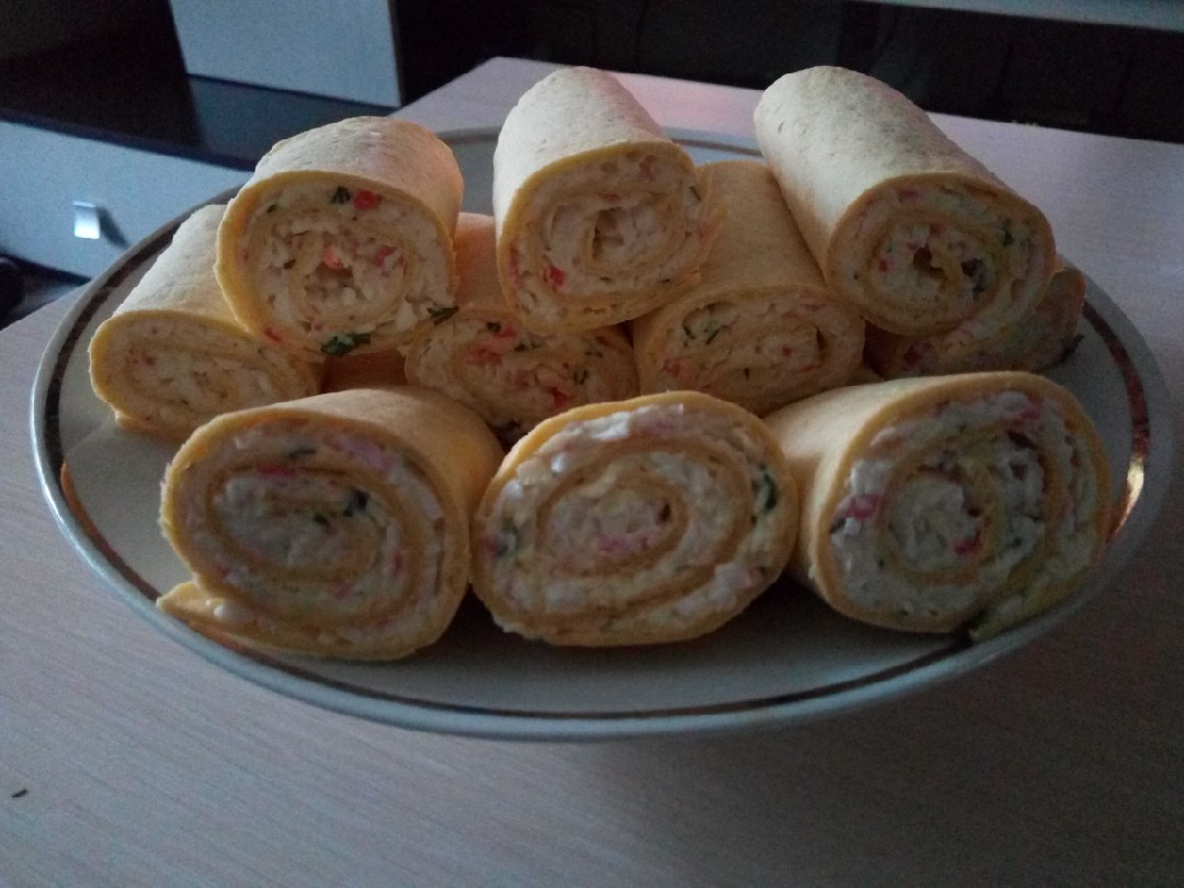 Рулетики с крабовыми палочками