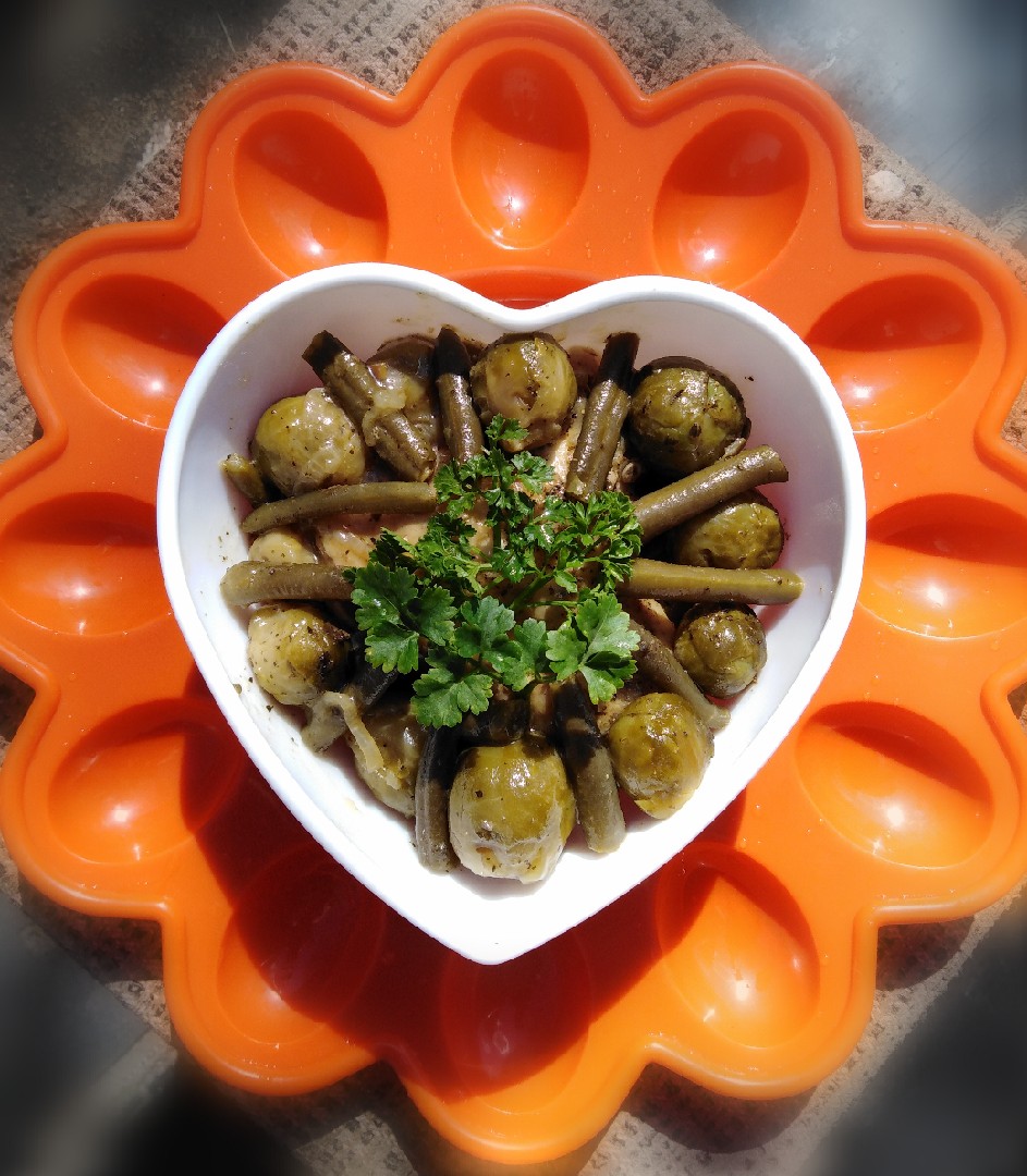 Куриные бёдра на луковой подушке с брюссельской капустой