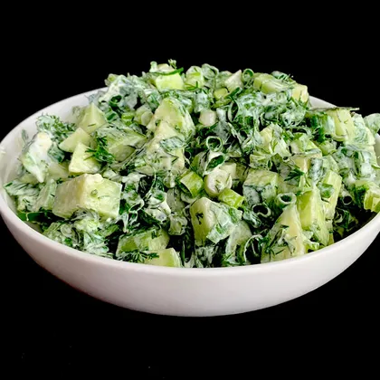 Салат из огурцов и зелени