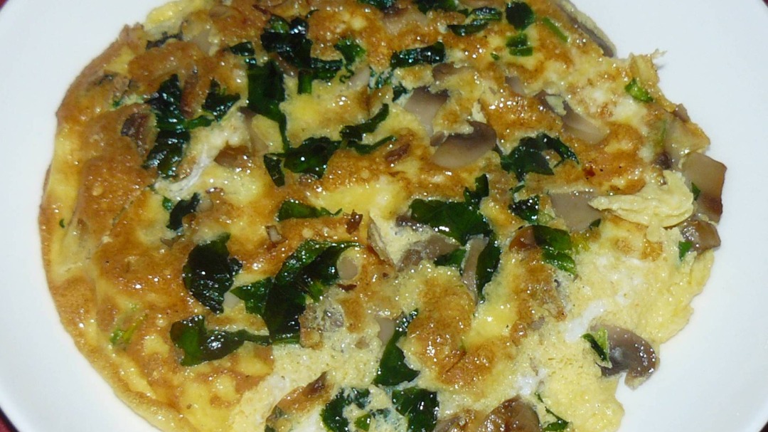 Омлет и яичница с грибами и шпинатом