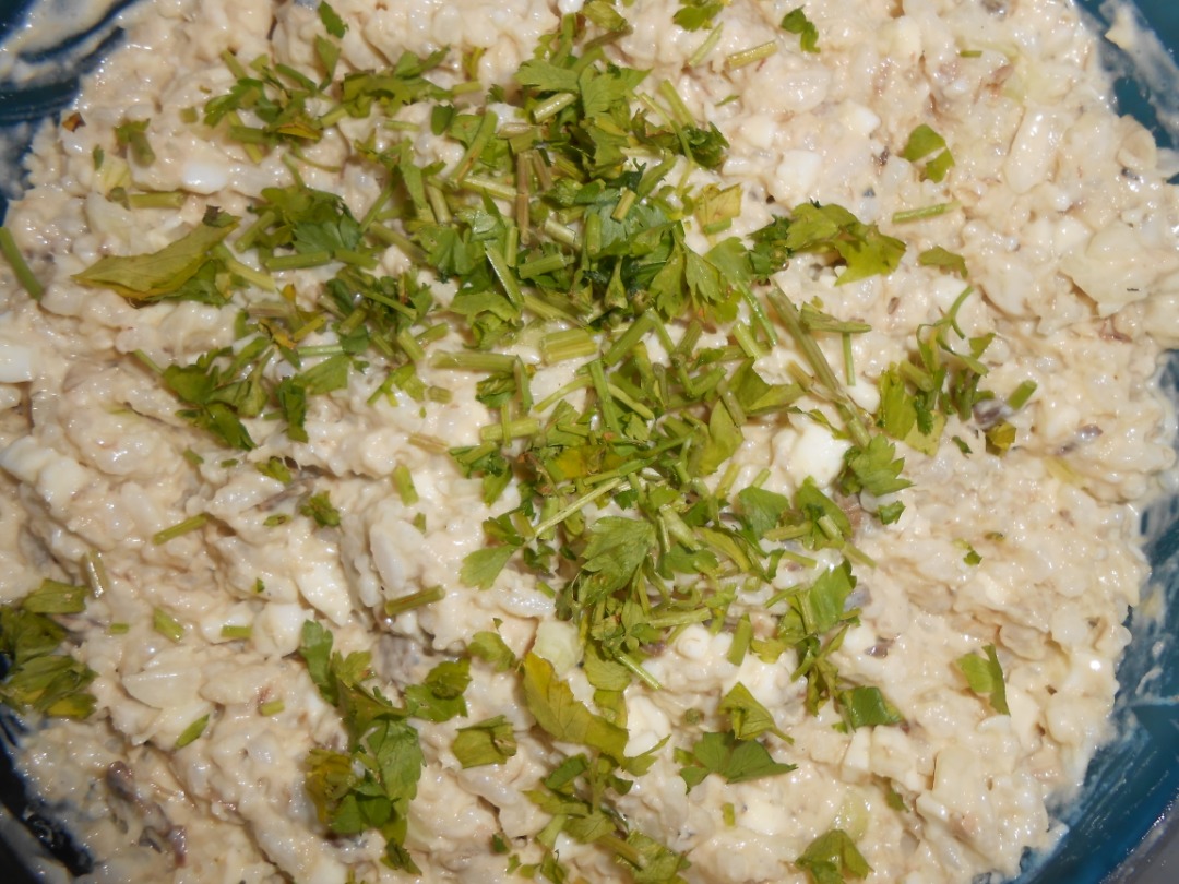 Салат из копченой скумбрии с рисом