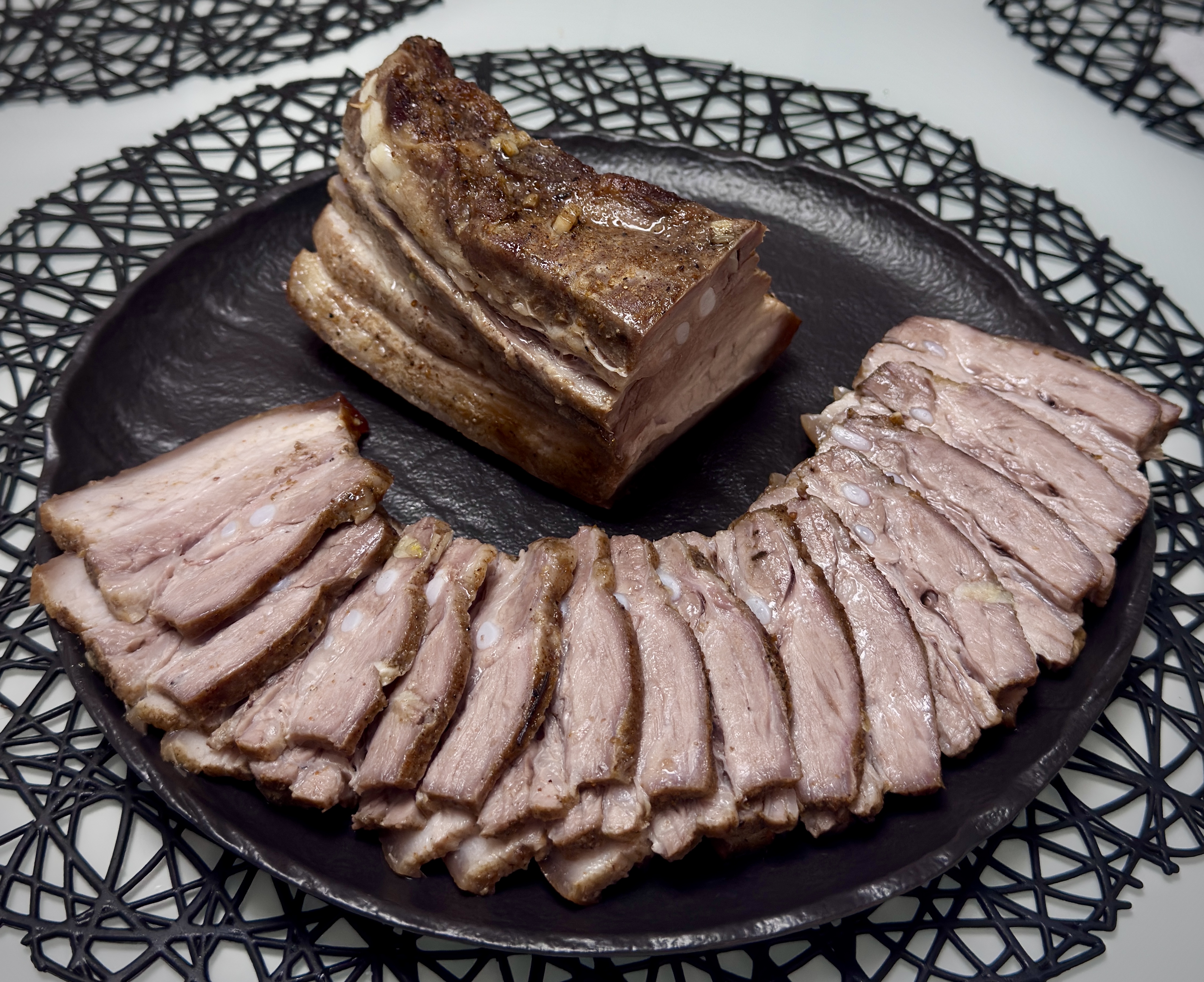 Запеченная свиная грудинка